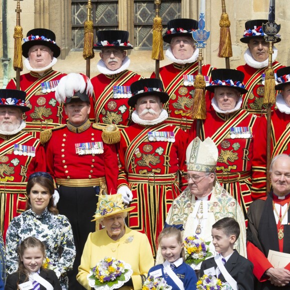 La reine Elizabeth II, accompagnée par la princesse Eugenie d'York, honorait la tradition du Royal Maundy en la chapelle St George au château de Windsor le 18 avril 2019. La souveraine y a remis des bourses contenant des pièces de monnaie à 93 bénéficiaires, soit autant que son âge (93 ans au 21 avril 2019).