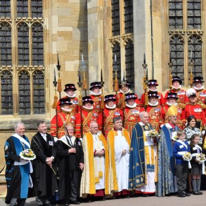 La reine Elizabeth II, accompagnée par la princesse Eugenie d'York, honorait la tradition du Royal Maundy en la chapelle St George au château de Windsor le 18 avril 2019. La souveraine y a remis des bourses contenant des pièces de monnaie à 93 bénéficiaires, soit autant que son âge (93 ans au 21 avril 2019).