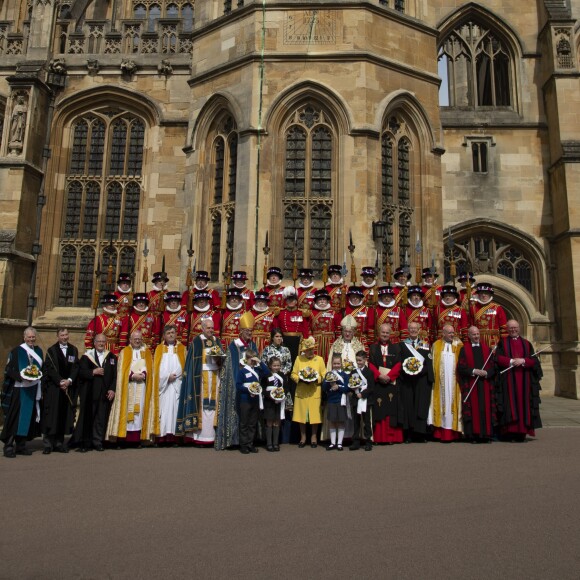 La reine Elizabeth II, accompagnée par la princesse Eugenie d'York, honorait la tradition du Royal Maundy en la chapelle St George au château de Windsor le 18 avril 2019. La souveraine y a remis des bourses contenant des pièces de monnaie à 93 bénéficiaires, soit autant que son âge (93 ans au 21 avril 2019).