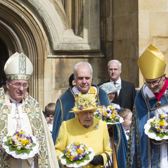 La reine Elizabeth II, accompagnée par la princesse Eugenie d'York, honorait la tradition du Royal Maundy en la chapelle St George au château de Windsor le 18 avril 2019. La souveraine y a remis des bourses contenant des pièces de monnaie à 93 bénéficiaires, soit autant que son âge (93 ans au 21 avril 2019).