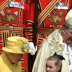 La reine Elizabeth II, accompagnée par la princesse Eugenie d'York, honorait la tradition du Royal Maundy en la chapelle St George au château de Windsor le 18 avril 2019. La souveraine y a remis des bourses contenant des pièces de monnaie à 93 bénéficiaires, soit autant que son âge (93 ans au 21 avril 2019).