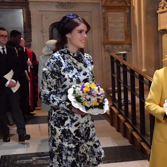 La reine Elizabeth II, accompagnée par la princesse Eugenie d'York, honorait la tradition du Royal Maundy en la chapelle St George au château de Windsor le 18 avril 2019. La souveraine y a remis des bourses contenant des pièces de monnaie à 93 bénéficiaires, soit autant que son âge (93 ans au 21 avril 2019).