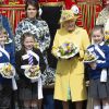 La reine Elizabeth II, accompagnée par la princesse Eugenie d'York, honorait la tradition du Royal Maundy en la chapelle St George au château de Windsor le 18 avril 2019. La souveraine y a remis des bourses contenant des pièces de monnaie à 93 bénéficiaires, soit autant que son âge (93 ans au 21 avril 2019).