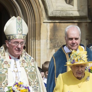 La reine Elizabeth II, accompagnée par la princesse Eugenie d'York, honorait la tradition du Royal Maundy en la chapelle St George au château de Windsor le 18 avril 2019. La souveraine y a remis des bourses contenant des pièces de monnaie à 93 bénéficiaires, soit autant que son âge (93 ans au 21 avril 2019).