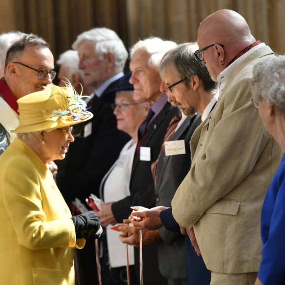 La reine Elizabeth II, accompagnée par la princesse Eugenie d'York, honorait la tradition du Royal Maundy en la chapelle St George au château de Windsor le 18 avril 2019. La souveraine y a remis des bourses contenant des pièces de monnaie à 93 bénéficiaires, soit autant que son âge (93 ans au 21 avril 2019).