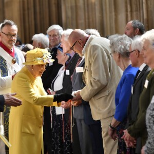 La reine Elizabeth II, accompagnée par la princesse Eugenie d'York, honorait la tradition du Royal Maundy en la chapelle St George au château de Windsor le 18 avril 2019. La souveraine y a remis des bourses contenant des pièces de monnaie à 93 bénéficiaires, soit autant que son âge (93 ans au 21 avril 2019).