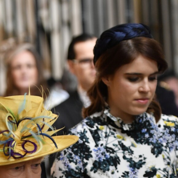 La reine Elizabeth II, accompagnée par la princesse Eugenie d'York, honorait la tradition du Royal Maundy en la chapelle St George au château de Windsor le 18 avril 2019. La souveraine y a remis des bourses contenant des pièces de monnaie à 93 bénéficiaires, soit autant que son âge (93 ans au 21 avril 2019).