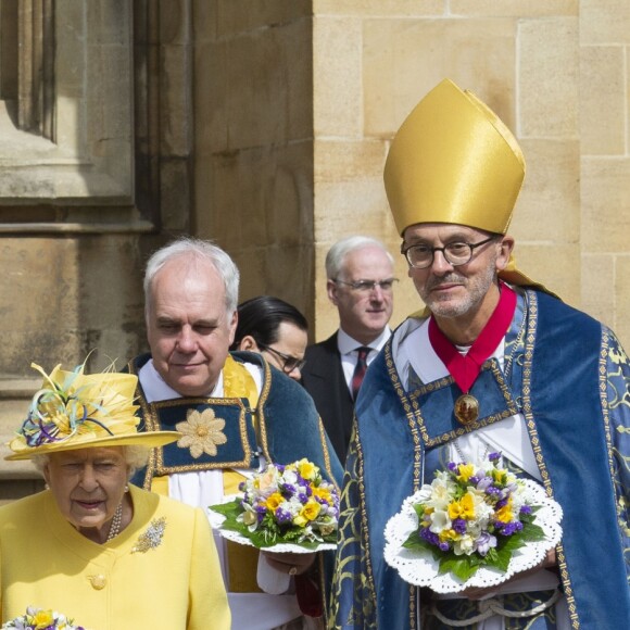 La reine Elizabeth II, accompagnée par la princesse Eugenie d'York, honorait la tradition du Royal Maundy en la chapelle St George au château de Windsor le 18 avril 2019. La souveraine y a remis des bourses contenant des pièces de monnaie à 93 bénéficiaires, soit autant que son âge (93 ans au 21 avril 2019).