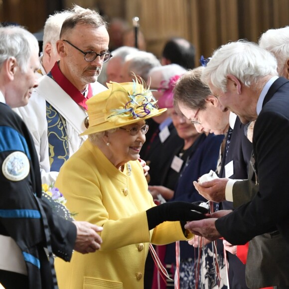La reine Elizabeth II, accompagnée par la princesse Eugenie d'York, honorait la tradition du Royal Maundy en la chapelle St George au château de Windsor le 18 avril 2019. La souveraine y a remis des bourses (photo) contenant des pièces de monnaie à 93 bénéficiaires, soit autant que son âge (93 ans au 21 avril 2019).