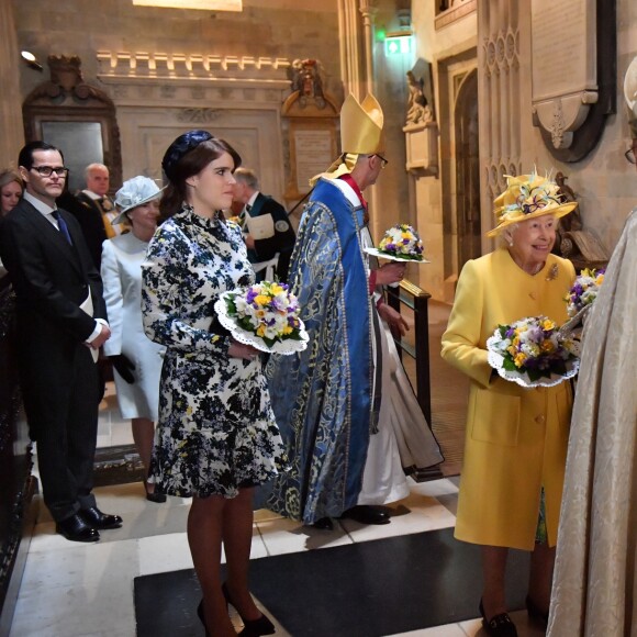 La reine Elizabeth II, accompagnée par la princesse Eugenie d'York, honorait la tradition du Royal Maundy en la chapelle St George au château de Windsor le 18 avril 2019. La souveraine y a remis des bourses contenant des pièces de monnaie à 93 bénéficiaires, soit autant que son âge (93 ans au 21 avril 2019).