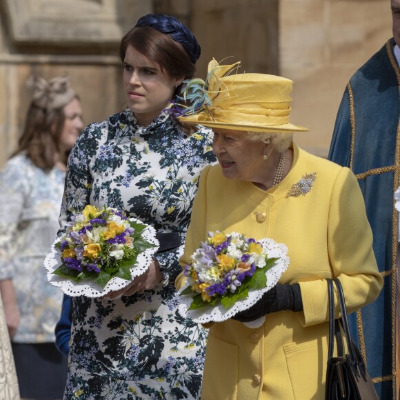 La reine Elizabeth II, accompagnée par la princesse Eugenie d'York, honorait la tradition du Royal Maundy en la chapelle St George au château de Windsor le 18 avril 2019. La souveraine y a remis des bourses contenant des pièces de monnaie à 93 bénéficiaires, soit autant que son âge (93 ans au 21 avril 2019).