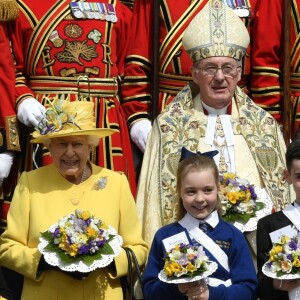 La reine Elizabeth II, accompagnée par la princesse Eugenie d'York, honorait la tradition du Royal Maundy en la chapelle St George au château de Windsor le 18 avril 2019. La souveraine y a remis des bourses contenant des pièces de monnaie à 93 bénéficiaires, soit autant que son âge (93 ans au 21 avril 2019).