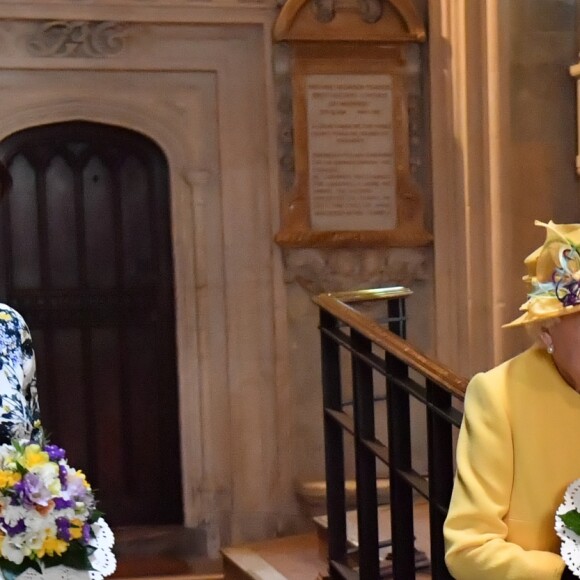 La reine Elizabeth II, accompagnée par la princesse Eugenie d'York, honorait la tradition du Royal Maundy en la chapelle St George au château de Windsor le 18 avril 2019. La souveraine y a remis des bourses contenant des pièces de monnaie à 93 bénéficiaires, soit autant que son âge (93 ans au 21 avril 2019).