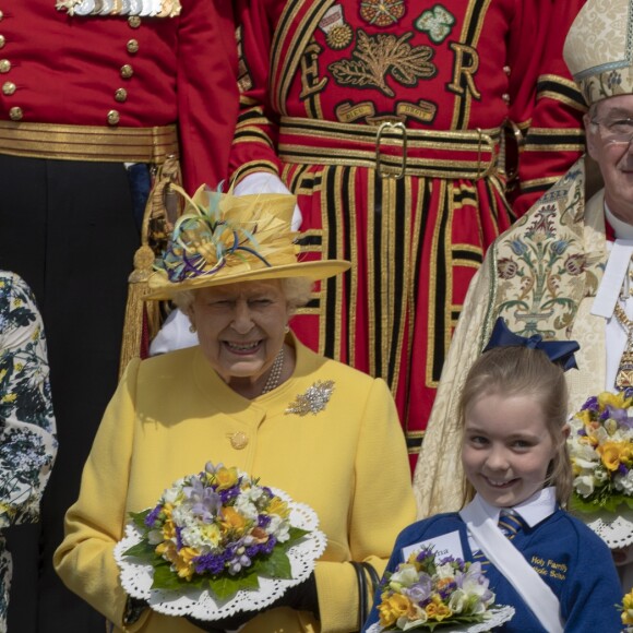 La reine Elizabeth II, accompagnée par la princesse Eugenie d'York, honorait la tradition du Royal Maundy en la chapelle St George au château de Windsor le 18 avril 2019. La souveraine y a remis des bourses contenant des pièces de monnaie à 93 bénéficiaires, soit autant que son âge (93 ans au 21 avril 2019).