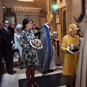 La reine Elizabeth II, accompagnée par la princesse Eugenie d'York, honorait la tradition du Royal Maundy en la chapelle St George au château de Windsor le 18 avril 2019. La souveraine y a remis des bourses contenant des pièces de monnaie à 93 bénéficiaires, soit autant que son âge (93 ans au 21 avril 2019).