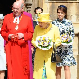 La reine Elizabeth II, accompagnée par la princesse Eugenie d'York (en robe Erdem), honorait la tradition du Royal Maundy en la chapelle St George au château de Windsor le 18 avril 2019. La souveraine y a remis des bourses contenant des pièces de monnaie à 93 bénéficiaires, soit autant que son âge (93 ans au 21 avril 2019).