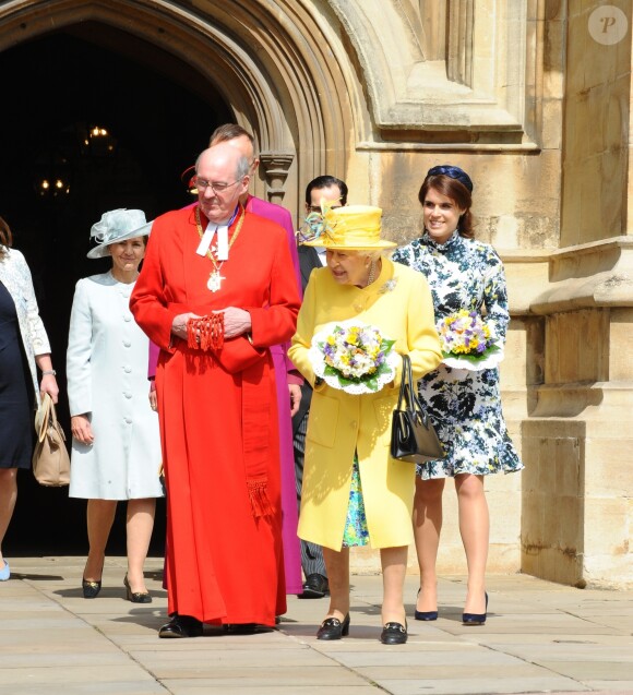 La reine Elizabeth II, accompagnée par la princesse Eugenie d'York (en robe Erdem), honorait la tradition du Royal Maundy en la chapelle St George au château de Windsor le 18 avril 2019. La souveraine y a remis des bourses contenant des pièces de monnaie à 93 bénéficiaires, soit autant que son âge (93 ans au 21 avril 2019).