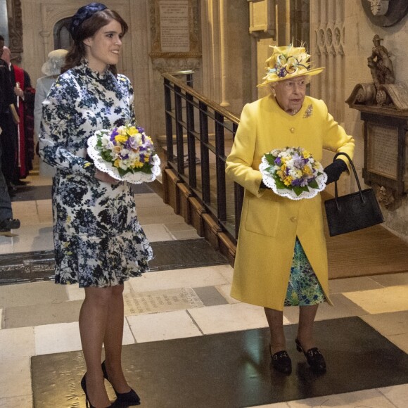 La reine Elizabeth II, accompagnée par la princesse Eugenie d'York, honorait la tradition du Royal Maundy en la chapelle St George au château de Windsor le 18 avril 2019. La souveraine y a remis des bourses contenant des pièces de monnaie à 93 bénéficiaires, soit autant que son âge (93 ans au 21 avril 2019).
