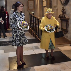 La reine Elizabeth II, accompagnée par la princesse Eugenie d'York, honorait la tradition du Royal Maundy en la chapelle St George au château de Windsor le 18 avril 2019. La souveraine y a remis des bourses contenant des pièces de monnaie à 93 bénéficiaires, soit autant que son âge (93 ans au 21 avril 2019).