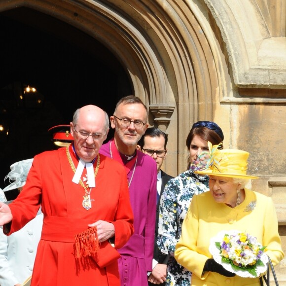 La reine Elizabeth II, accompagnée par la princesse Eugenie d'York, honorait la tradition du Royal Maundy en la chapelle St George au château de Windsor le 18 avril 2019. La souveraine y a remis des bourses contenant des pièces de monnaie à 93 bénéficiaires, soit autant que son âge (93 ans au 21 avril 2019).