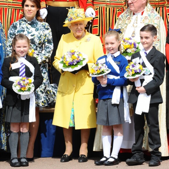 La reine Elizabeth II, accompagnée par la princesse Eugenie d'York, honorait la tradition du Royal Maundy en la chapelle St George au château de Windsor le 18 avril 2019. La souveraine y a remis des bourses contenant des pièces de monnaie à 93 bénéficiaires, soit autant que son âge (93 ans au 21 avril 2019).
