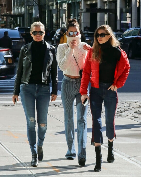 Bella et Gigi Hadid se promènent avec leur mère Yolanda à New York City, New York, Etats-Unis, le 29 janvier 2017.