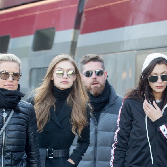 Les soeurs Gigi et Bella Hadid prennent le train à la gare du nord à Paris avec leur mère Yolanda le 1er décembre 2016