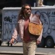 Exclusif - Jason Momoa porte un sac à selle de cheval sur l'épaule dans la rue à New York le 4 avril 2019.