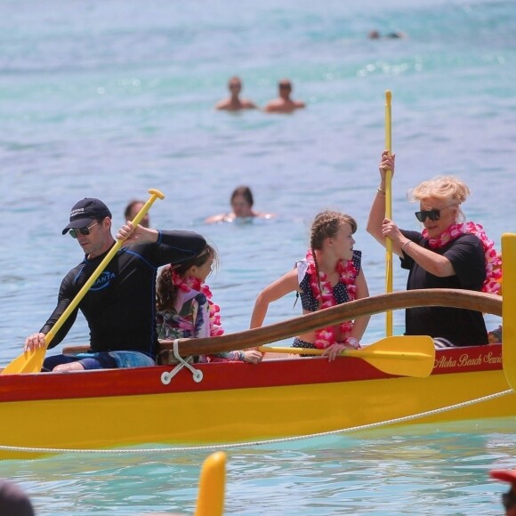 Exclusif - Hugh Jackman et sa femme Deborra-Lee Furness fête leur 23 ans de mariage entre amis à Waikiki dans le quartier de Honolulu à Hawaï. Le groupe a fait du canoë et une balade en catamaran au large de l'île. Le 14 avril 2019.