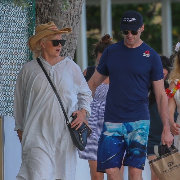 Exclusif - Hugh Jackman et sa femme Deborra-Lee Furness fête leur 23 ans de mariage entre amis à Waikiki dans le quartier de Honolulu à Hawaï. Le groupe a fait du canoë et une balade en catamaran au large de l'île. Le 14 avril 2019.