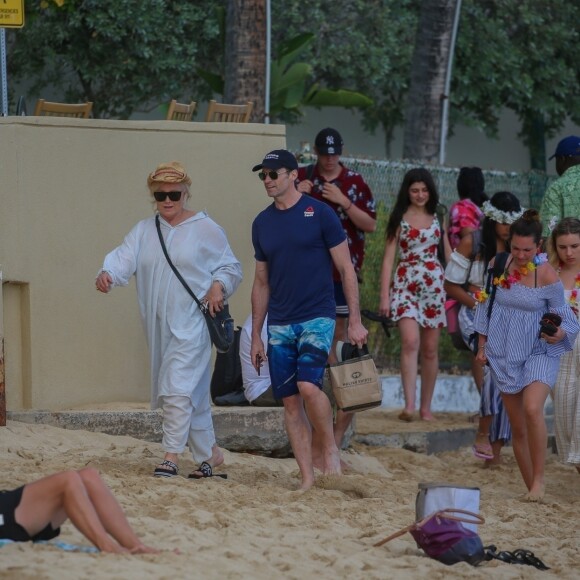 Exclusif - Hugh Jackman et sa femme Deborra-Lee Furness fête leur 23 ans de mariage entre amis à Waikiki dans le quartier de Honolulu à Hawaï. Le groupe a fait du canoë et une balade en catamaran au large de l'île. Le 14 avril 2019.