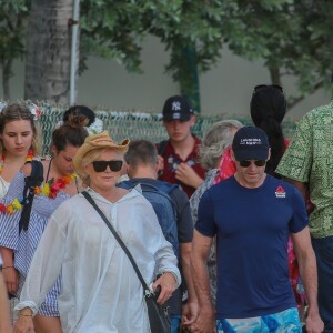 Exclusif - Hugh Jackman et sa femme Deborra-Lee Furness fête leur 23 ans de mariage entre amis à Waikiki dans le quartier de Honolulu à Hawaï. Le groupe a fait du canoë et une balade en catamaran au large de l'île. Le 14 avril 2019.