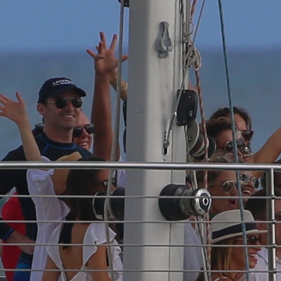 Exclusif - Hugh Jackman et sa femme Deborra-Lee Furness fête leur 23 ans de mariage entre amis à Waikiki dans le quartier de Honolulu à Hawaï. Le groupe a fait du canoë et une balade en catamaran au large de l'île. Le 14 avril 2019.