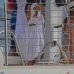 Exclusif - Hugh Jackman et sa femme Deborra-Lee Furness fête leur 23 ans de mariage entre amis à Waikiki dans le quartier de Honolulu à Hawaï. Le groupe a fait du canoë et une balade en catamaran au large de l'île. Le 14 avril 2019.