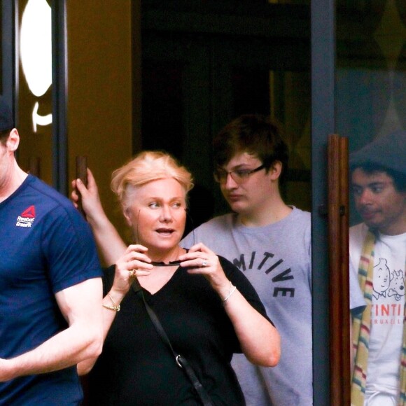 Exclusif - Hugh Jackman et sa femme Deborra-Lee Furness fête leur 23 ans de mariage entre amis à Waikiki dans le quartier de Honolulu à Hawaï. Le groupe a fait du canoë et une balade en catamaran au large de l'île. Le 14 avril 2019.