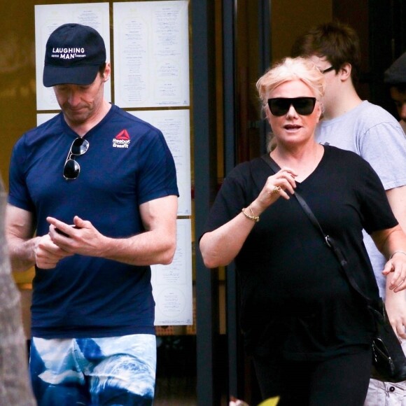 Exclusif - Hugh Jackman et sa femme Deborra-Lee Furness fête leur 23 ans de mariage entre amis à Waikiki dans le quartier de Honolulu à Hawaï. Le groupe a fait du canoë et une balade en catamaran au large de l'île. Le 14 avril 2019.