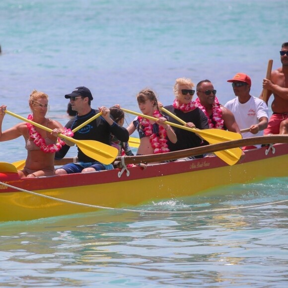 Exclusif - Hugh Jackman et sa femme Deborra-Lee Furness fête leur 23 ans de mariage entre amis à Waikiki dans le quartier de Honolulu à Hawaï. Le groupe a fait du canoë et une balade en catamaran au large de l'île. Le 14 avril 2019.