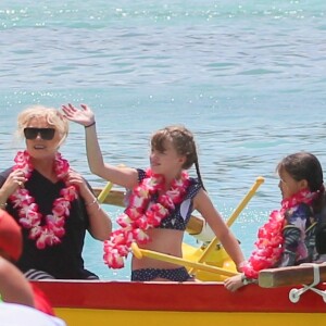 Exclusif - Hugh Jackman et sa femme Deborra-Lee Furness fête leur 23 ans de mariage entre amis à Waikiki dans le quartier de Honolulu à Hawaï. Le groupe a fait du canoë et une balade en catamaran au large de l'île. Le 14 avril 2019.