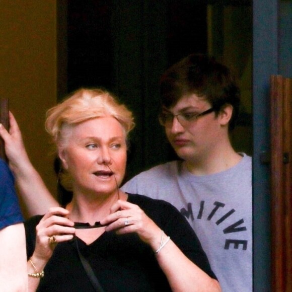 Exclusif - Hugh Jackman et sa femme Deborra-Lee Furness fête leur 23 ans de mariage entre amis à Waikiki dans le quartier de Honolulu à Hawaï. Le groupe a fait du canoë et une balade en catamaran au large de l'île. Le 14 avril 2019.