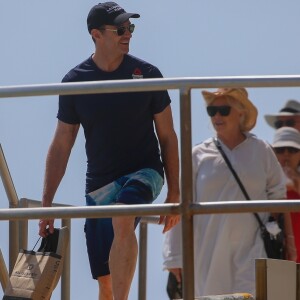 Exclusif - Hugh Jackman et sa femme Deborra-Lee Furness fête leur 23 ans de mariage entre amis à Waikiki dans le quartier de Honolulu à Hawaï. Le groupe a fait du canoë et une balade en catamaran au large de l'île. Le 14 avril 2019.