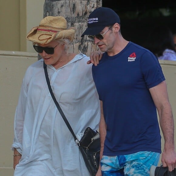 Exclusif - Hugh Jackman et sa femme Deborra-Lee Furness fête leur 23 ans de mariage entre amis à Waikiki dans le quartier de Honolulu à Hawaï. Le groupe a fait du canoë et une balade en catamaran au large de l'île. Le 14 avril 2019.