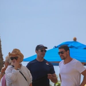 Exclusif - Hugh Jackman et sa femme Deborra-Lee Furness fête leur 23 ans de mariage entre amis à Waikiki dans le quartier de Honolulu à Hawaï. Le groupe a fait du canoë et une balade en catamaran au large de l'île. Le 14 avril 2019.