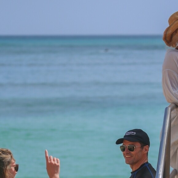 Exclusif - Hugh Jackman et sa femme Deborra-Lee Furness fête leur 23 ans de mariage entre amis à Waikiki dans le quartier de Honolulu à Hawaï. Le groupe a fait du canoë et une balade en catamaran au large de l'île. Le 14 avril 2019.