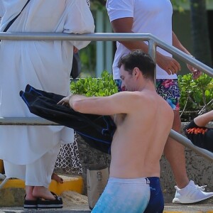Exclusif - Hugh Jackman et sa femme Deborra-Lee Furness fête leur 23 ans de mariage entre amis à Waikiki dans le quartier de Honolulu à Hawaï. Le groupe a fait du canoë et une balade en catamaran au large de l'île. Le 14 avril 2019.