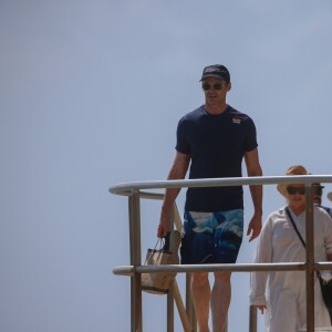 Exclusif - Hugh Jackman et sa femme Deborra-Lee Furness fête leur 23 ans de mariage entre amis à Waikiki dans le quartier de Honolulu à Hawaï. Le groupe a fait du canoë et une balade en catamaran au large de l'île. Le 14 avril 2019.