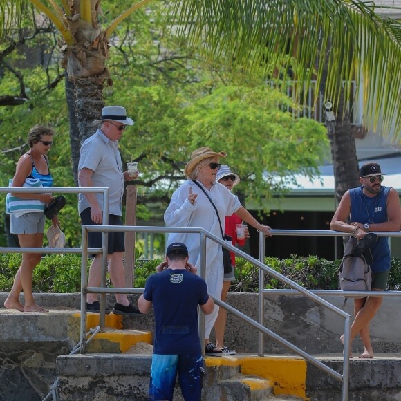 Exclusif - Hugh Jackman et sa femme Deborra-Lee Furness fête leur 23 ans de mariage entre amis à Waikiki dans le quartier de Honolulu à Hawaï. Le groupe a fait du canoë et une balade en catamaran au large de l'île. Le 14 avril 2019.