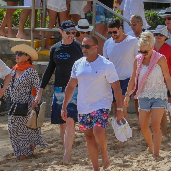 Exclusif - Hugh Jackman et sa femme Deborra-Lee Furness fête leur 23 ans de mariage entre amis à Waikiki dans le quartier de Honolulu à Hawaï. Le groupe a fait du canoë et une balade en catamaran au large de l'île. Le 14 avril 2019.