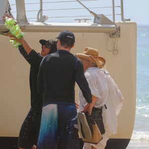 Exclusif - Hugh Jackman et sa femme Deborra-Lee Furness fête leur 23 ans de mariage entre amis à Waikiki dans le quartier de Honolulu à Hawaï. Le groupe a fait du canoë et une balade en catamaran au large de l'île. Le 14 avril 2019.