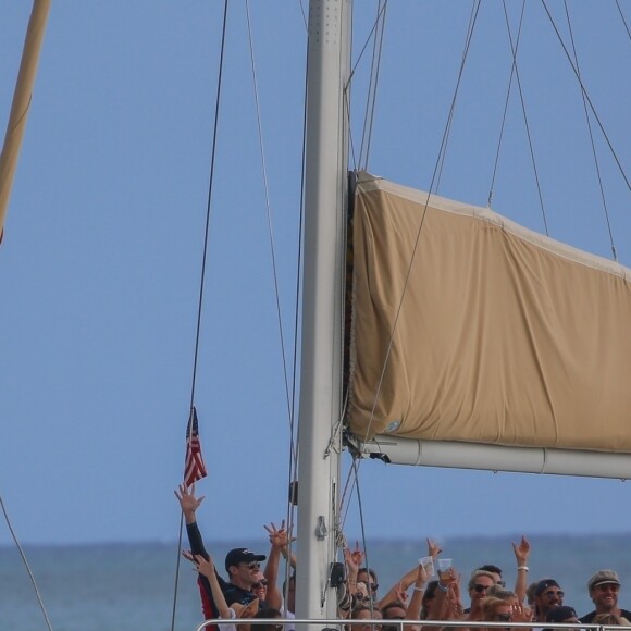 Exclusif - Hugh Jackman et sa femme Deborra-Lee Furness fête leur 23 ans de mariage entre amis à Waikiki dans le quartier de Honolulu à Hawaï. Le groupe a fait du canoë et une balade en catamaran au large de l'île. Le 14 avril 2019.