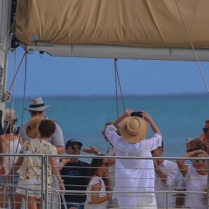 Exclusif - Hugh Jackman et sa femme Deborra-Lee Furness fête leur 23 ans de mariage entre amis à Waikiki dans le quartier de Honolulu à Hawaï. Le groupe a fait du canoë et une balade en catamaran au large de l'île. Le 14 avril 2019.